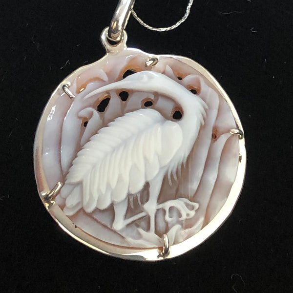 Heron w/grass cameo pendant