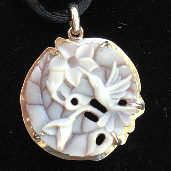 Hummingbird w/star flower, 24mm, handcrafted shell cameo pendant set in 950 silver. Carved by our master Wounaan Indian artist and whose signature appears on the back.