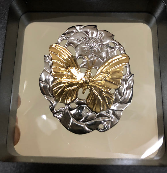 Authorized reproduction of an original museum quality Rainforest Design®️handcrafted shell cameo, carved in Panama by a master Wounaan Indian artist. Part of the proceeds go to the artist whose signature appears on the reverse.   Blue  Morpho butterflies are commonly seen From your car by visitors to the Panama rainforest. Their iridescent blue color is unmistakeable and unforgettable. 