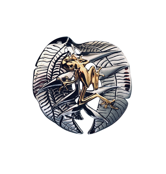 Frog on halyconia pendant, 25mm, .925 silver, 18kt gold plated, sold with 18” rhodium plated, sterling silver chain.   Authorized reproduction of an original museum quality Rainforest Design®️handcrafted shell cameo, carved in Panama by a master Wounaan Indian artist. Part of the proceeds go to the artist whose signature appears on the reverse.   The Panama Golden Frog or Rana Dorada, is now extinct in the wild,  and only exists in captivity in a few places where attempts to breed them are being made. 